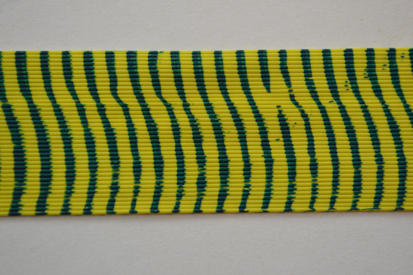 Medium Reptile Living Rubber Chartreuse with Blue Print-C-01 Sunfish Static